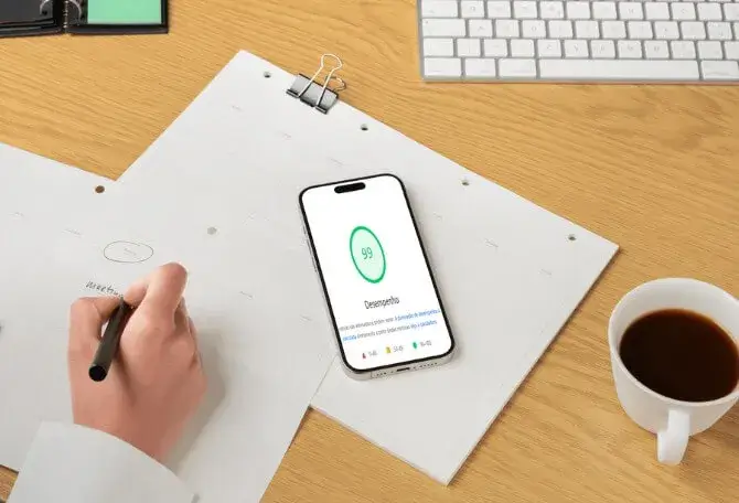 Pagina Inicial 3 Smartphone exibindo pontuação 99 no Google PageSpeed Insights, demonstrando a otimização de velocidade e SEO técnico aplicada em sites desenvolvidos pela agência.