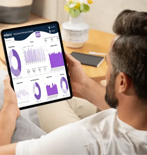 gestao-profissional-ecommerce-woocommerce-dashboard-vendas Empresário analisando gráficos de faturamento e desempenho no painel administrativo do WooCommerce via tablet, demonstrando o controle total de gestão para lojas virtuais.